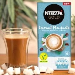 Nescafé Gold Coconut Macchiato Oploskoffie - 6 Doosjes à 6 Zakjes -Koffie Verkoop 1200x1200 199