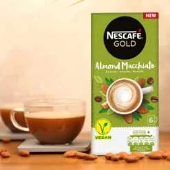 Nescafé Gold Almond Macchiato Oploskoffie - 6 Doosjes à 6 Zakjes -Koffie Verkoop 1200x1200 212
