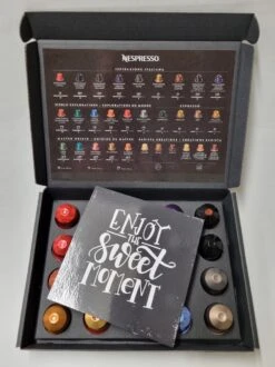Koffie Proeverij Pakket Met 20 Stuks Verschillende Smaken En Mystery Card 'Enjoy The Sweet Moment' Met Persoonlijke (video) Boodschap | Verjaardag | Sinterklaas | Kerstpakket | Vaderdag | Moederdag | Jubileum | Valentijnsdag